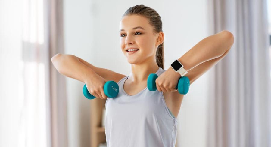 Hombre mayor haciendo ejercicio de fuerza con ligas de resistencia